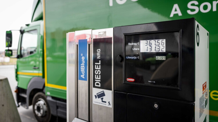  Ein Lkw-Fahrer tankt Diesel an einer Zapfsäule. Die Dieselpreise an niederländischen Tankstellen sind aufgrund des andauernden Iran-Krieges erneut stark gestiegen. 