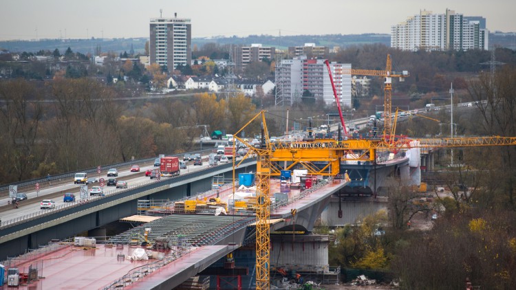 Baustelle an einer Brücke 