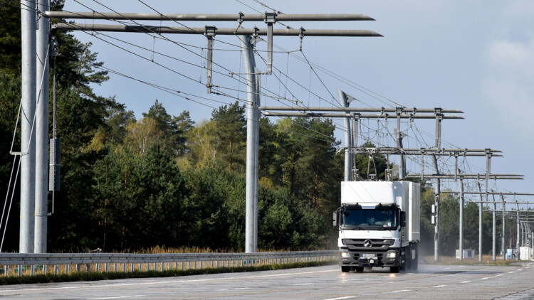 Ein Lkw mit Oberleitungsantrieb fährt auf einer "E-Highway"-Teststrecke