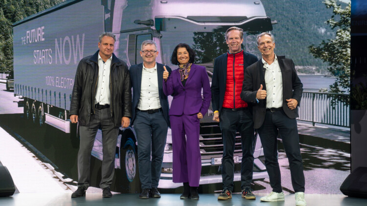 (v.l.n.r): Dr. Alexander Keßel (Head of Logistics & Digitalization MAN Truck & Bus), Prof. Dr. Helmut Schönenberger (Founder & CEO UnternehmerTUM), Dr. Sandra Bogdanovic (Technische Universität München, Beauftragte des Präsidenten für Philanthropie und Engagement), Dr. Frederik Zohm (Vorstand Forschung & Entwicklung MAN Truck & Bus), Dr. Philipp Gerbert (CEO TUM Venture Labs)