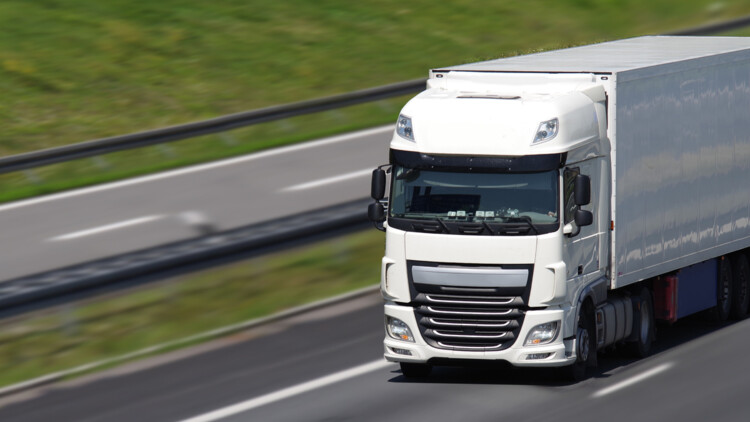 Lkw fährt auf Autobahn