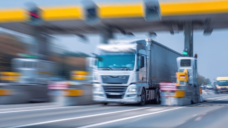 Lkw in Mautstelle