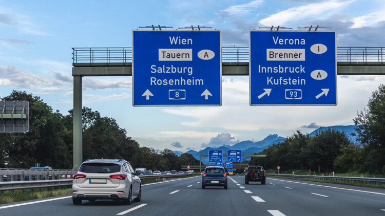 Autobahndreieck Inntal (A8-A93) in Bayern; großes deutsches Eck, im Hintergrund die Berge