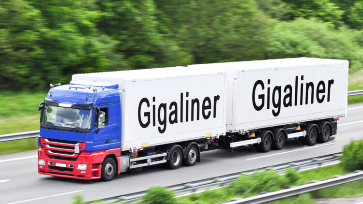 Italienische Gewerkschaften uneins über Gigaliner Ein Gigaliner mit der Aufschrift Gigaliner fährt auf einer leeren Autobahn