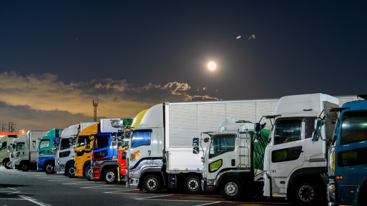 Geparkte Lkw unter einem Vollmond