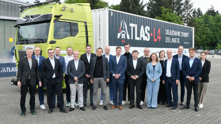 ATLAS-L4 - autonomer Lkw in der Testphase mit Team