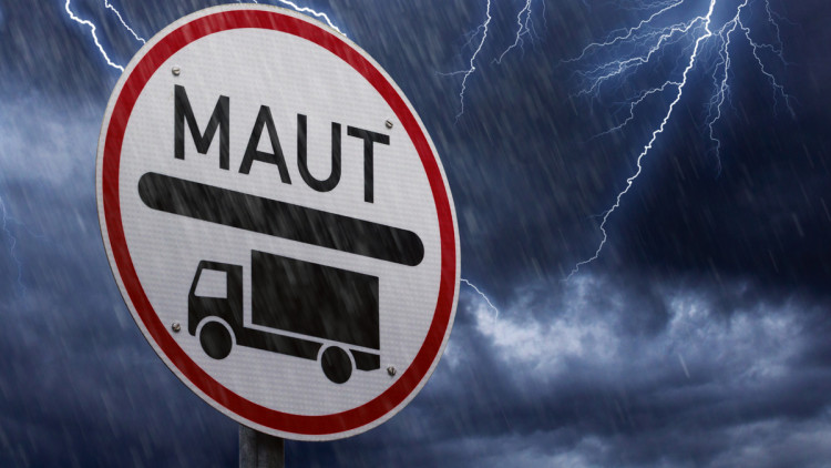 Deutsches Maut-Schild vor Gewitter-Front