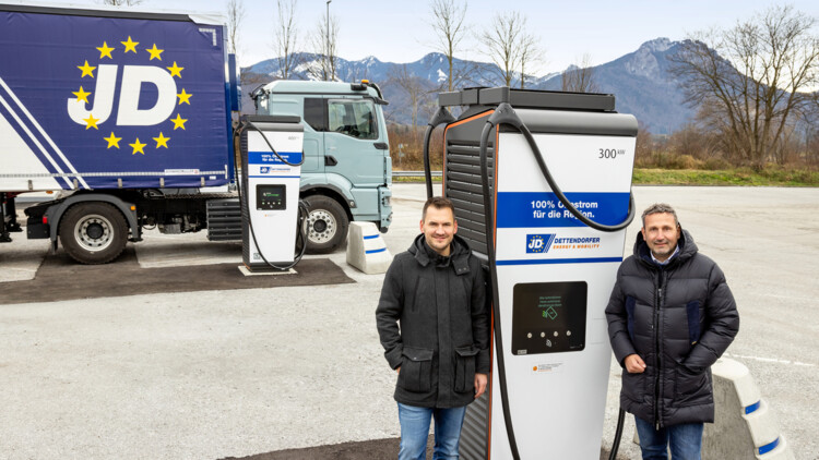 Eröffnung des neuen Schnelladeparks am Inntaler Autohof in Raubling, die beiden Geschäftsführer Markus Oelsner (links) und Georg Dettendorfer (rechts) 