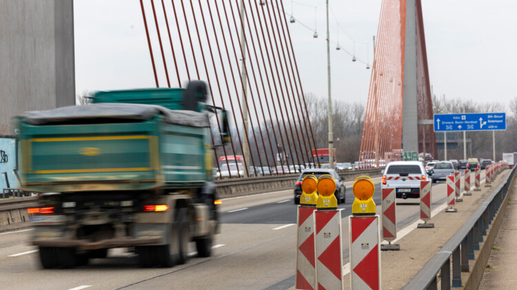 Pkw und Lkw fahren auf Rheinbrücke Bonn-Nord 