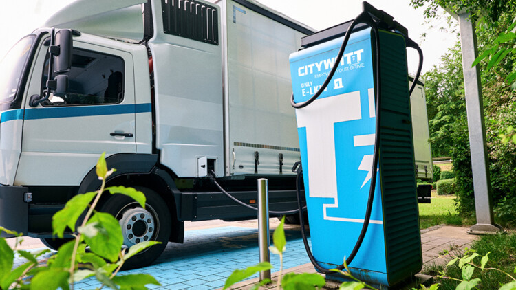 Lkw wird an einer Citywatt-Ladestelle geladen