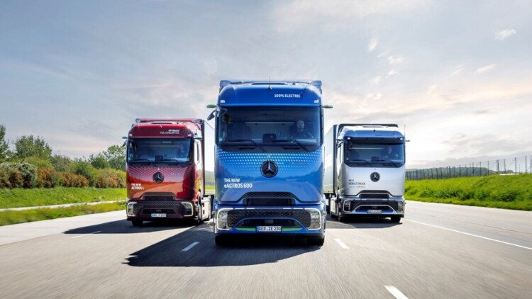Drei Mercedes-Benz Actros, jeweils mit Pro-Cabin-Fahrerhaus fahren nebeneinander auf einer Straße. Von den Fahrzeugen ist nur die Front zu sehen