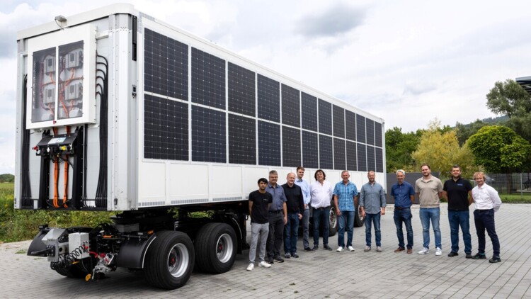 Der im Förderprojekt entwickelte evTrailer2 wurde am Ende der Projektlaufzeit in einem gemeinsamen Abschlusstreffen beim Unternehmen CuroCon im Konsortium präsentiert. Auf dem Bild zu sehen ist der Trailer mit Solarpaneelen auf den Seitenflächen und daneben die verantwortlichen Personen der im Projekt beteiligten Unternehmen