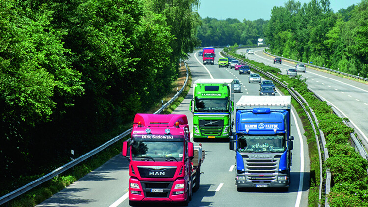 Lkw fahren auf einer Straße