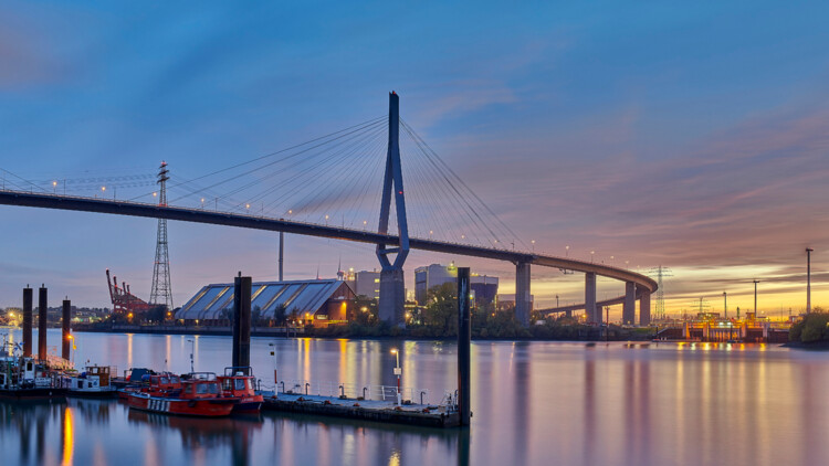 Köhlbrandbrücke Hamburg bei Sonnenuntergang