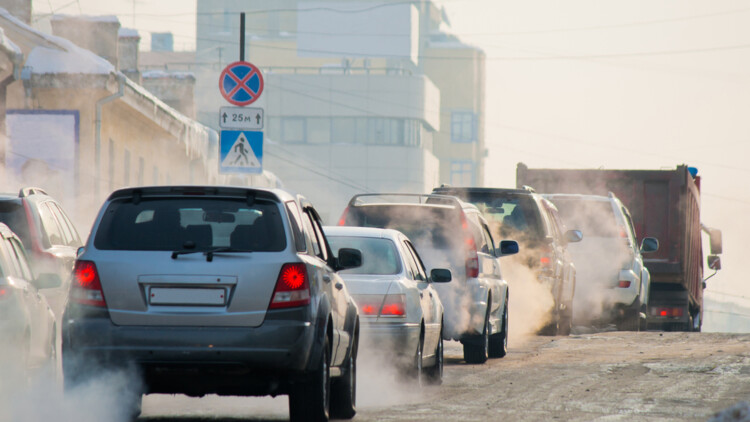 Autos und Lkw in einer winterlichen Stadt