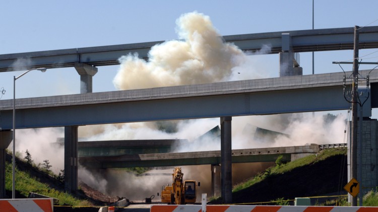 Sprengung einer Brücke