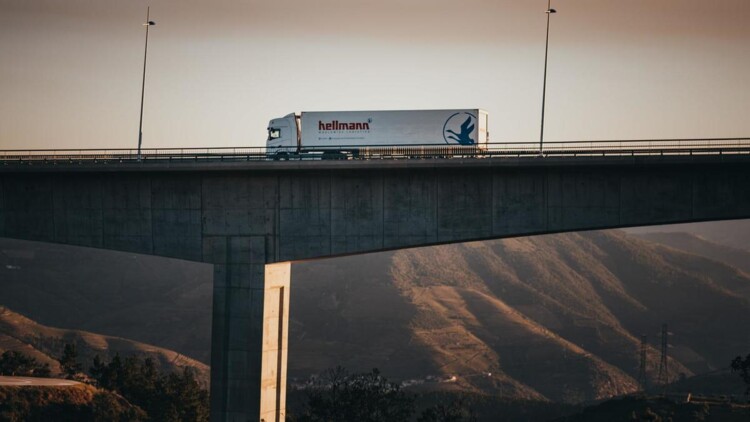 Hellmann Lkw auf Brücke