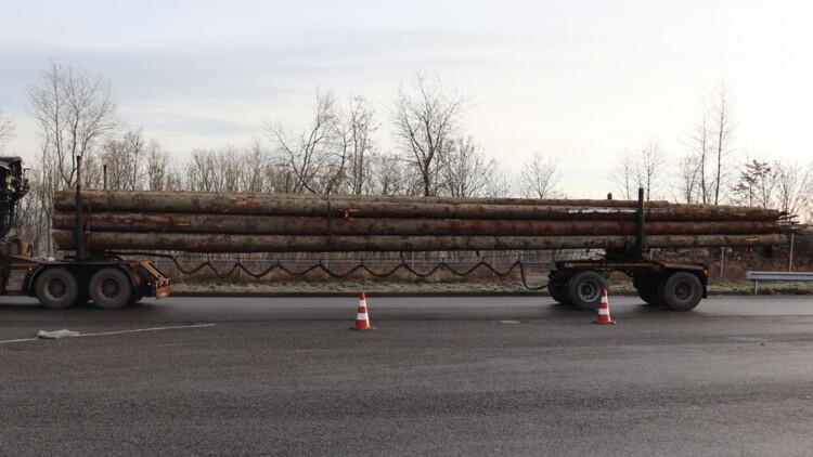 Überladener Holztransport mit 51t im deutsch-belgischen Grenzgebiet