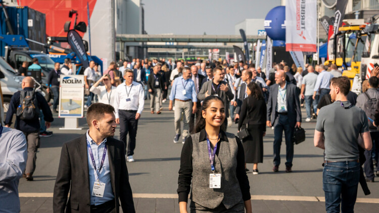 Besucher auf dem Außengelände der IAA Transportation 2024 in Hannover