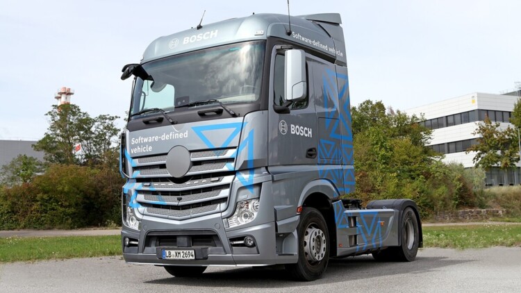 Ein Lkw an dem Bosch und seine Tochtergesellschaft ETAS E/E-Architekturen mit leistungsstarken, skalierbaren Fahrzeugrechnern sowie die zugehörigen Softwareplattformen entwickeln