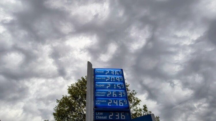 Hohe Kraftstoffpreise vor bewölktem, düsteren Himmel