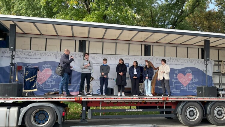 Bühne bei der Veranstaltung "Bayern gemeinsam bewegen" 2024 in München
