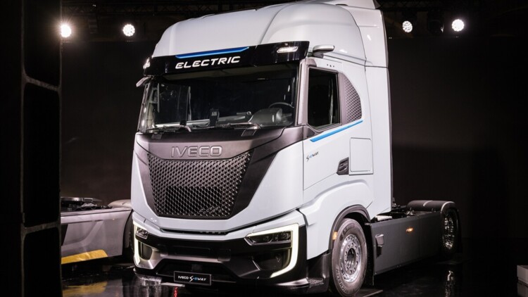 Ein ausgestellter weißer Iveco S-eWay Lkw ohne Anhänger