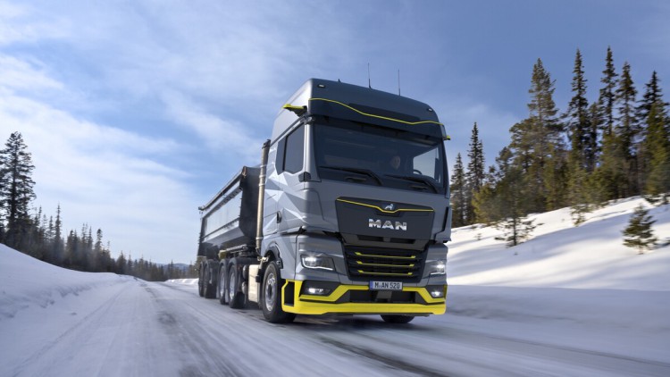 Ansicht der MAN hTGX in der Schräge in einer Winterlandschaft