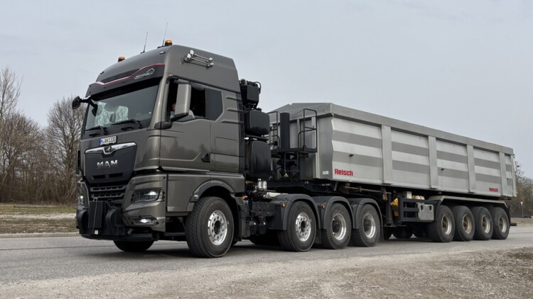 Die neue MAN-Schwerlastzugmaschine auf der MAN-Teststrecke. Die vierachsige Sattelzugmaschine hat einen ebenfalls vierachsigen Auflieger aufgesattelt 