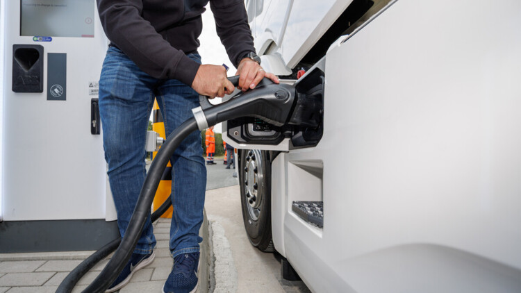 Henrik Stedt von Scania lädt an einer Ladesäule des Typs Megawatt Charging System (MCS) einen E-Lkw. Am Rasthof Lipperland Süd an der Autobahn A2 wird ein Megawatt-Ladepark für E-Lastkraftwagen eröffnet
