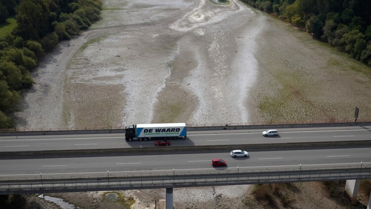 Lkw fährt über eine Brücke über den von Niedrigwasser betroffenen Rhein bei Bendorf