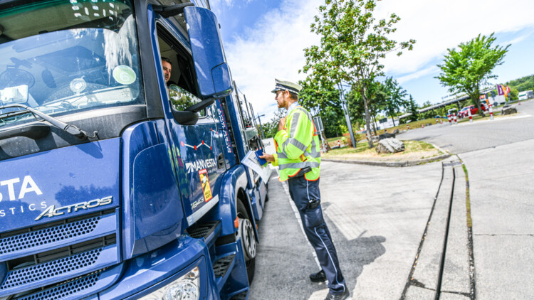 Lenk- und Ruhezeiten-Kontrolle durch Polizei