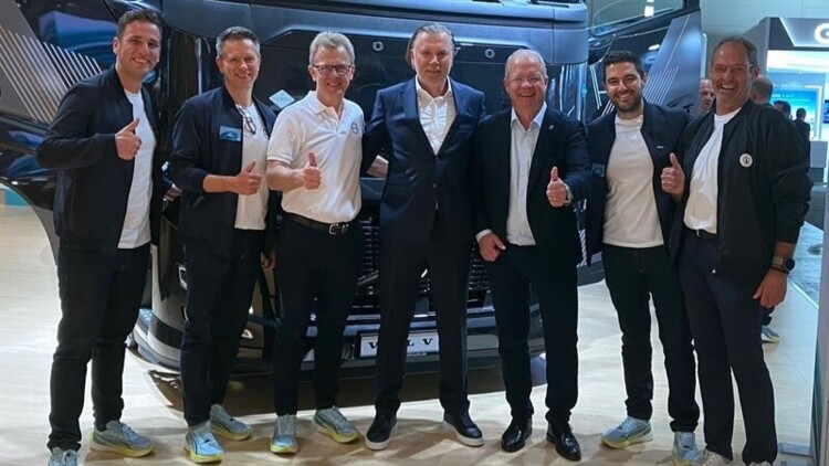 Bestellung von 500 Volvo FH Aero Gas powered bei der IAA Transportation 2026. v.l.n.r. Henrik Mooi Director Key Account, Kai Göpfert Director Service Market & Retail Development, Roger Alm President Volvo Trucks, René Reinert Gründer Reinert Logistics, Martin Lundstedt CEO Volvo Group, Manuel Mengelkoch Director Sales Operations, Michael Neugebauer Key Account Manager
