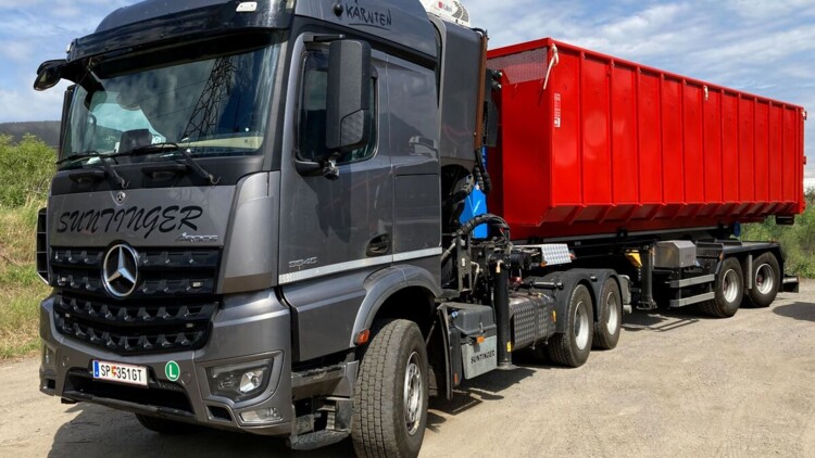 Die Kombination für den Hackschnitzeltransport besteht aus einer dreiachsigen Zugmaschine und einem Auflieger mit Hakenlift sowie zwei elektrohydraulisch gelenkten Achsen