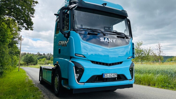 Ansicht der Sany-Sattelzugmaschine von links seitlich. Die Solo-Sattelzugmaschine ist blau lackiert