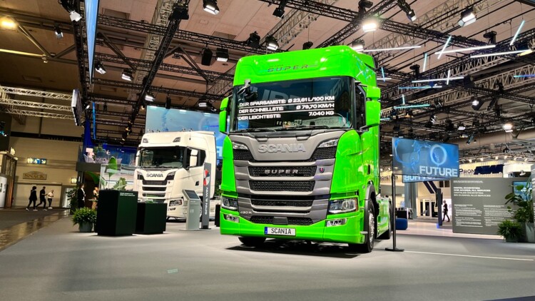 Blick auf den Scania-Messestand auf der IAA-Transportation 2024 mit einem grünen Scania 460 R Highline im Vordergrund 