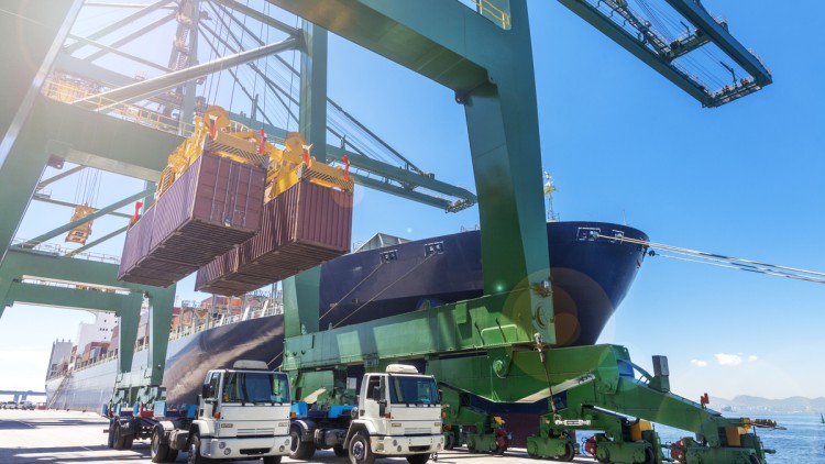 Schwertransport im Hafen; Container auf Lkw