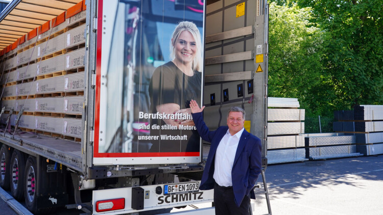 Der bayerische Verkehrsminister Christian Bernreiter vor dem Lkw der Influencerin Christina Scheib, die auf dem Lkw abgebildet ist