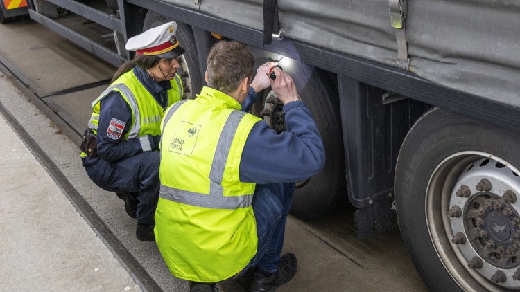 Polizei, ASFINAG und Kontrolleure des Landes Tirol nehmen Lkw unter die Lupe