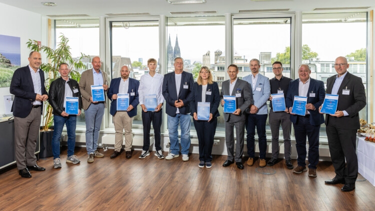 Der Präsident des Bundesamts für Logistik und Mobilität (BALM), Christian Hoffmann (links), überreicht Unternehmensvertretenden am 22. Juli 2026 die Urkunde zur Mitwirkung in der Transportorganisation des Bundes der Zivilen Notfallvorsorge der Bundesrepublik Deutschland.