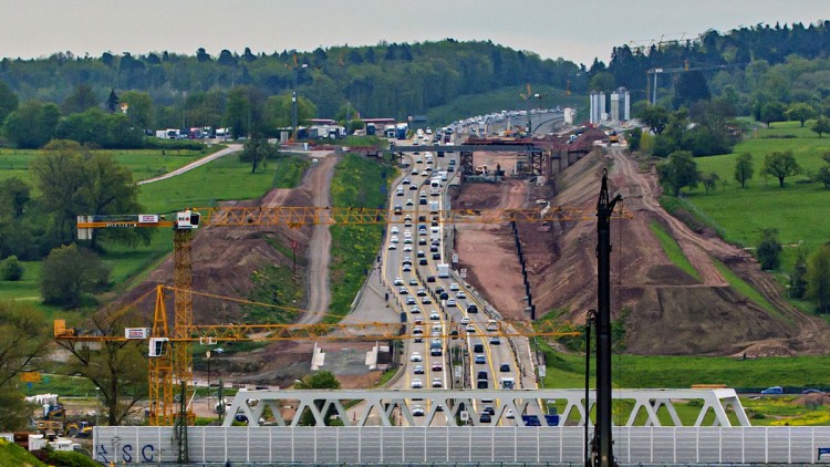 Baustelle auf der Autobahn 8 Sechsstreifiger Ausbau zwischen den Anschlussstellen Pforzheim-Süd und Pforzheim-Nord ( Enztalquerung)