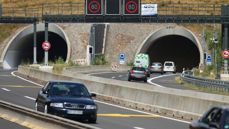 A49 in Nordhessen: Der Verkehr rollt durch den Frankenhainer Tunnel. Nach elf Jahren Bauzeit konnte das Teilstück der Autobahn 49 im Juni 2022 freigegeben werden. Begleitet wurde die Freigabe des rund zwölf Kilometer langen Autobahnstückes von einer Protestkundgebung von Kritikern des A49-Ausbaus.