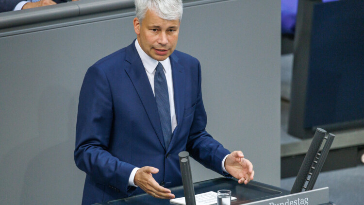 Steffen Bilger, Bundesminister für Verkehr, spricht im Rahmen der Haushaltsdebatte im Deutschen Bundestag am 8.September 2026 in Berlin.