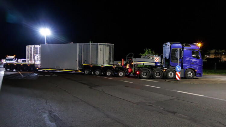 Ein Schwertransporter mit einem Castor-Behälter kommt am 22. April 2026 im Zwischenlager Ahaus im Münsterland an. Es war der zweite Transport, 152 Castor-Transporte sind durch Nordrhein-Westfalen von Jülich nach Ahaus geplant. 
