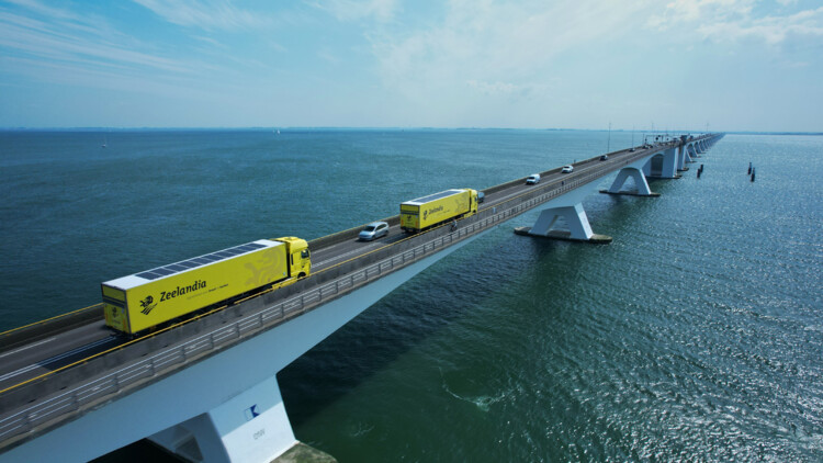 Das europäische Forschungsprojekt Solarmoves untersuchte Potenziale von in Fahrzeugen integrierte Solarmodulen. Im Bild sind Lkw auf einer Brücke zu sehen, die auf ihren Dächern Solarmodule haben