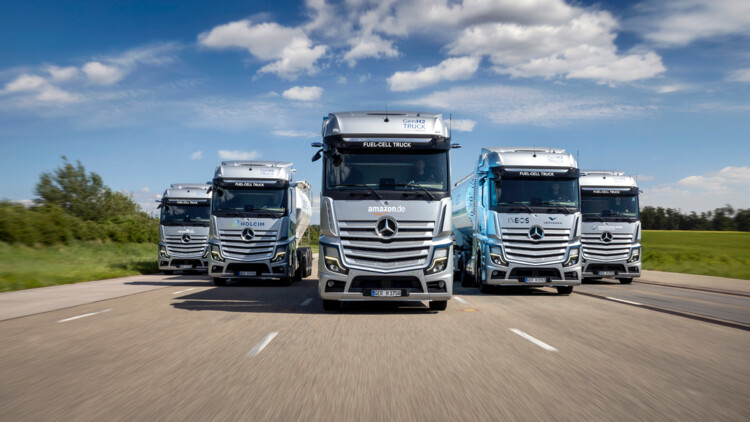 Prototypen des GenH2 von Daimler Truck fahren nebeneinander auf einer Straße