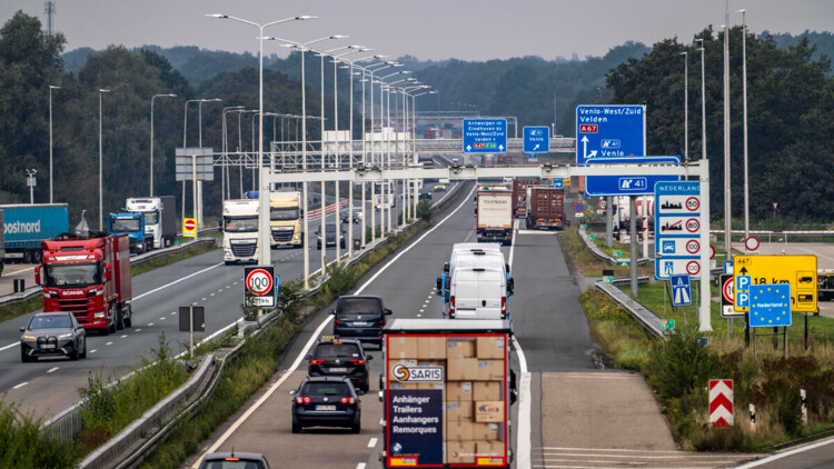 16. September 2024: Der Grenzübergang Straelen, zwischen Deutschland und den Niederlanden, Autobahn A40 und A67 in NL, Blick nach Richtung NL, erster Tag der verstärkten Grenzkontrollen gegen irreguläre Migration, der Verkehr läuft normal wie immer, NRW, Deutschland