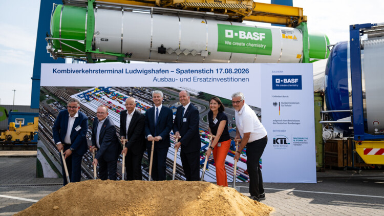 Symbolischer Spatenstich für die Erweiterung des Kombiverkehrsterminals in Ludwigshafen bei BASF (v.l.n.r.): Helmut Winterling, BASF, European Site & Verbund Management, Klaus Blettner, Oberbürgermeister von Ludwigshafen, Markus Kamieth, Vorstandsvorsitzender BASF SE, Steffen Bilger (CDU), Bundesminister für Verkehr, Markus Wolf, (CDU), Staatssekretär für Verkehr und Mobilität von Rheinland-Pfalz, Gudrun Grunenberg, BASF-Projektleiterin und Harald Schlegel, Geschäftsführer Kombi-Terminal 