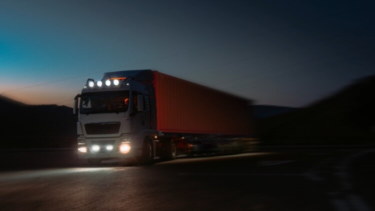Lkw_Nacht_Volvo_DFDS