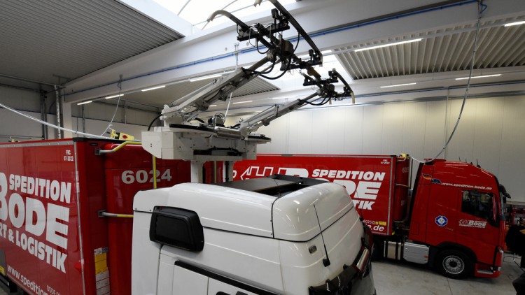 Ein Lastwagen mit Stromabnehmern steht am 3. Februar 2017 in Reinfeld (Schleswig-Holstein) in einer Halle der Spedition Bode. Hier wurde ein Förderbescheid für die Teststrecke für Oberleitungs-Lkw entlang der A1 an das Land vergeben. Das Projekt soll bis 